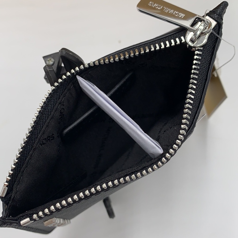 MICHAEL KORS
Jet Set Travel Medium Top Zip Leather Card
Case Wallet
BLACK NWT - Picture 5 of 10